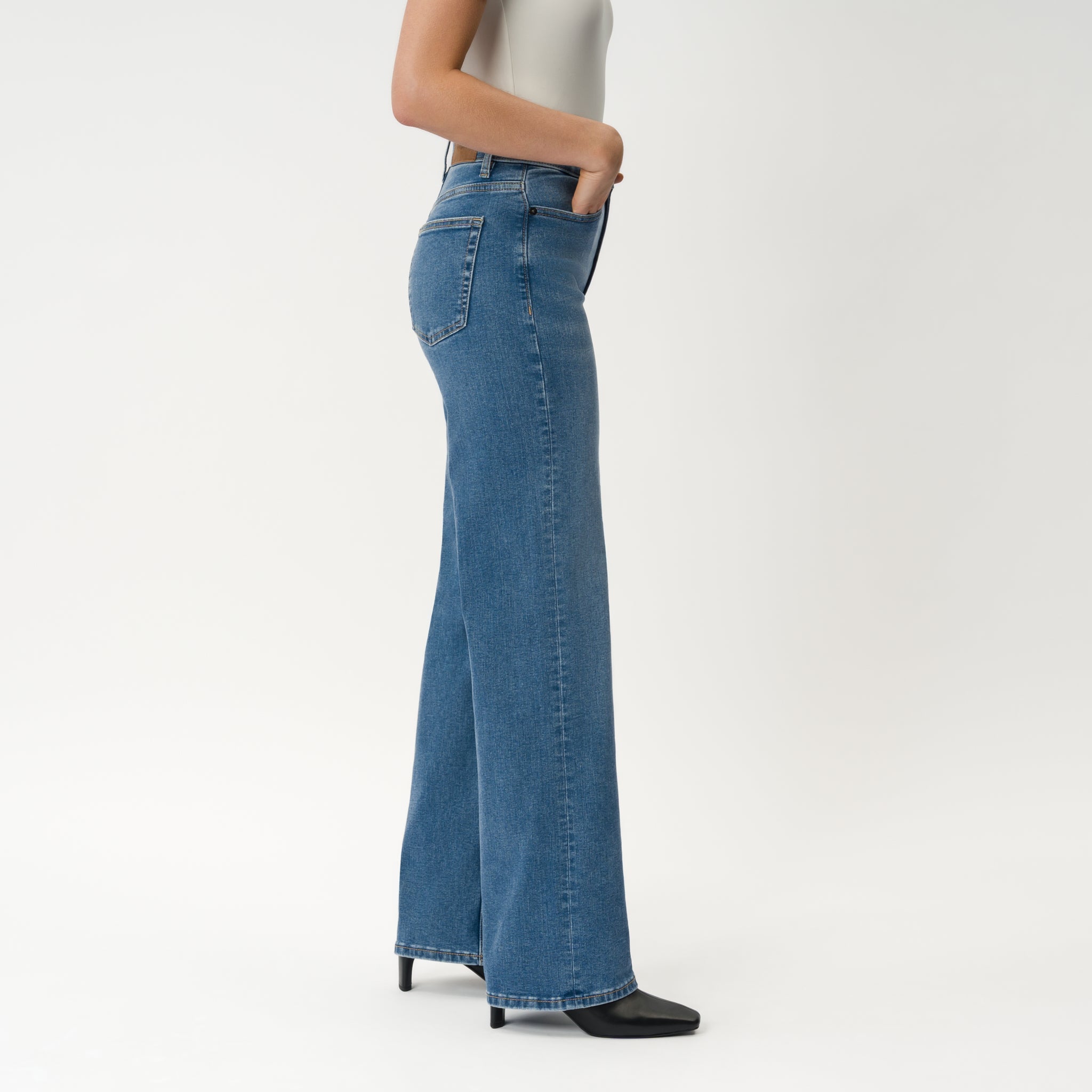 Relaxed ComfortDenim™ Jeans - Ninepine